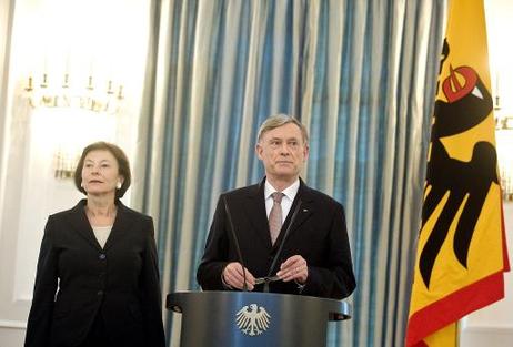 Horst Köhler erklärt seinen Rücktritt vom Amt des Bundespräsidenten im Schloss Bellevue (l.: Eva Luise Köhler).